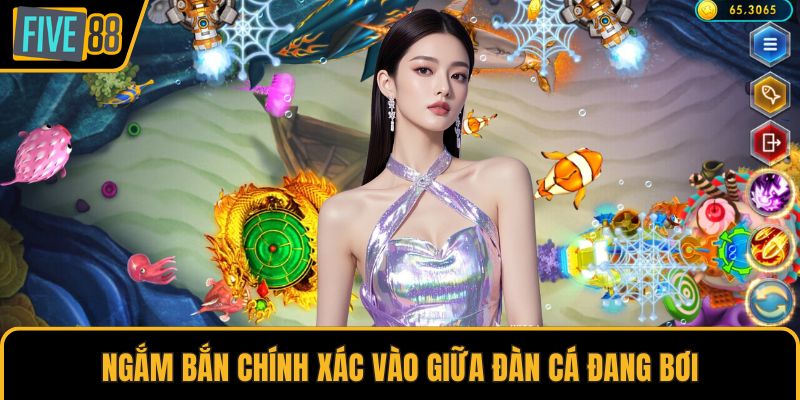 Ngắm bắn chính xác vào giữa đàn cá đang bơi